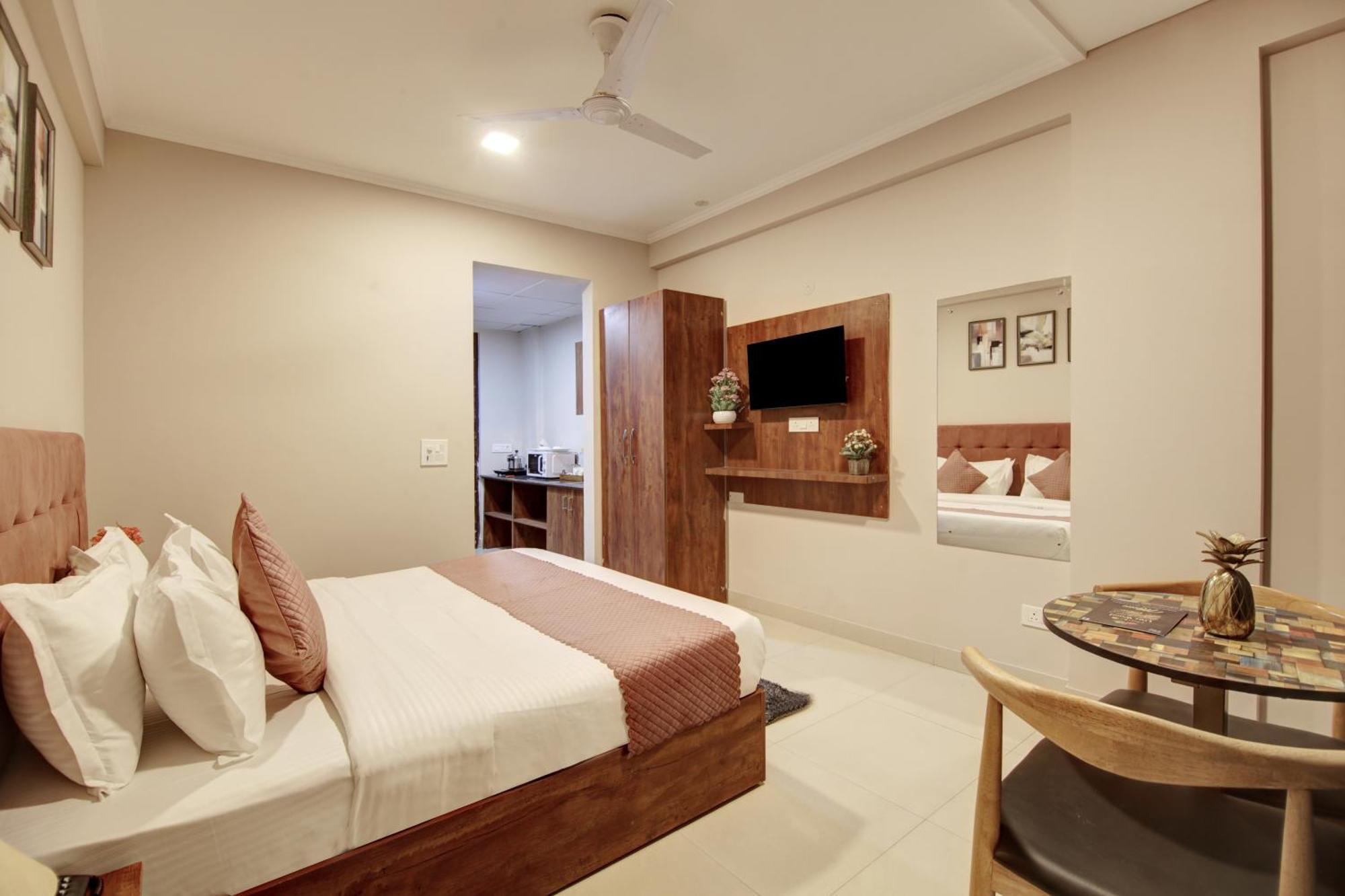 Limewood Stay - Executive Huda City Center Гургаон Екстериор снимка